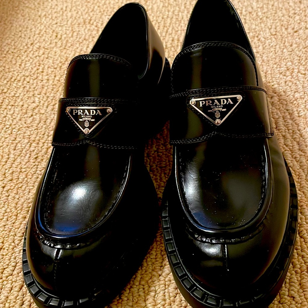 ✨Celebrity Fave✨Prada Calfskin Triangle Logo blk Brushed Leather Loafer cu